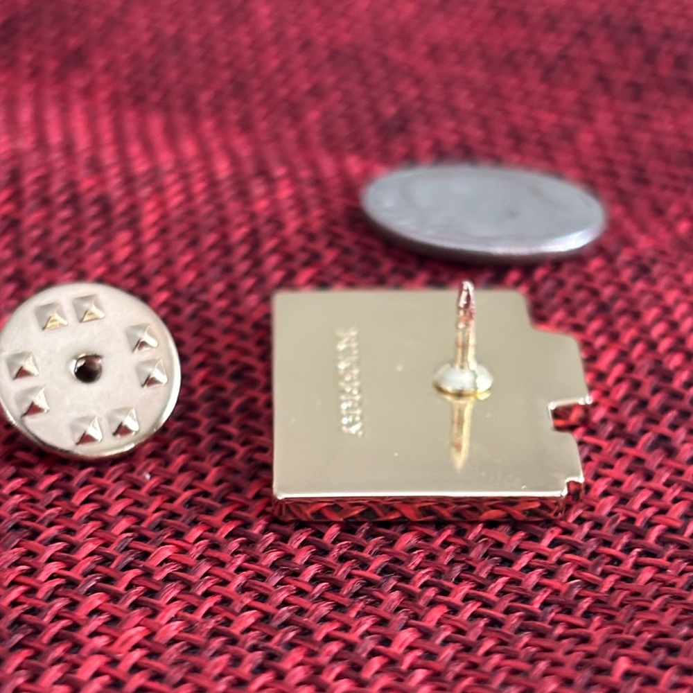 βοΈBurberry Pink and Cream Camera Pin GWP βοΈ - Picture 7 of 7